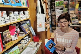 Lausbubenstreiche: Neues Buch von Gerhard Gruner erschienen - Die Auerbacher Buchhändlerin Cornelia Horn bietet in ihrem Geschäft am Neumarkt jede Menge regionale Lektüre an. Besonders in Richtung Weihnachten sei diese sehr gefragt.