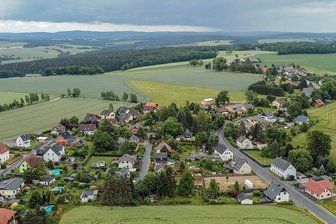 Lauschgrün - der jüngste Ort des Vogtlandes wird 175 Jahre alt - 175 Jahre später noch immer ein ganz lauschiges Plätzchen: Lauschgrün, benannt nach dem ersten Siedler Karl Gottfried Lausch, der als Fuhrmann tätig war und eine Mylauerin geheiratet hatte: "Emilie war des Hauses Zier".