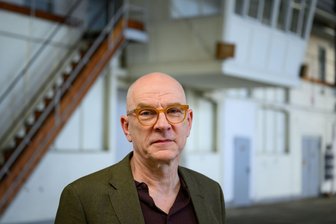 Lausitz Festival 26: Was Besucherinnen und Besucher erwartet - Schauspieler Götz Schubert wird im Hangar auftreten.