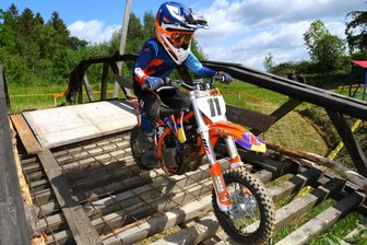 Laut und leise durchs Gelände - Auf seinem Elektro-Bike genoss Leon Labahn vor allem die Fahrt über die Brücke. 