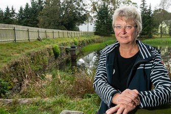 Lauta: Ebbe im Teich sorgt für Ärger bei Anwohnern - Silke Barthmann aus Lauta sorgt sich um den Zustand des Lautenteiches. Seit knapp einem Jahr liegt er weitgehend trocken und wird langsam überwuchert.