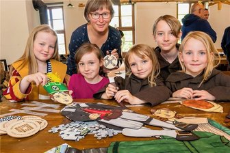 Lauta: Kleinprojektfonds des Welterbevereins schließt mit Rekordnachfrage - Mit aus dem Fonds finanziertem Material kann etwa Kindern vermittelt werden, wie die Arbeit einst aussah. Foto: Kristian Hahn