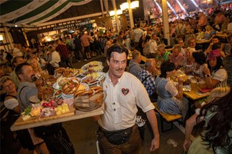 Laute Musik am Montagabend in Plauen: Das war der Grund - Sternquell-Festzelt an der Festhalle: Die Mitarbeiter des Helios-Klinikums feierten dort am Montag.