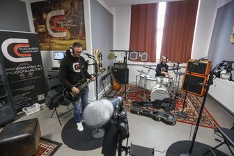 Laute Musik ganz leise: Chemnitzer entwickeln Technik für stille Konzerte - Daniel Zimny (links) und Marcus Obst von Cucumber Company im Proberaum im Faradit-Gewerbepark.
