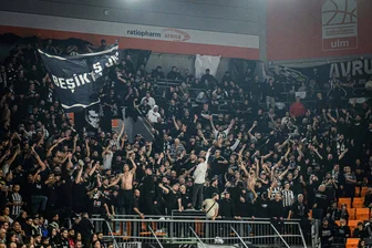 Lauter Abend direkt vor der Stillen Nacht: Heißes Spiel der Niners Chemnitz gegen Besiktas Istanbul findet eher statt - Fans von Besiktas Istanbul während des Eurocup-Spieles am 26. Dezember 2024 in Ulm. 3000 waren gekommen und machten ordentlich Stimmung.