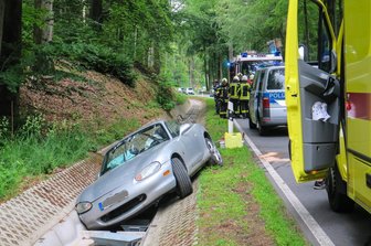 Lauter-Bernsbach: Mazda landet im Graben - Ein Mazda liegt kurz hinter Oberpfannenstiel im Graben.