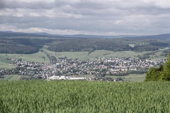 Lauter-Bernsbach: Zum Vogelbeerfest wird um die Wette gegrillt - Blick vom Spiegelwald auf Lauter.