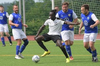 Lauter jubelt, Grünstädtel trauert - Der Lauterer Bojang Abdoulle (M.), der sich in dieser Szene einer personellen Übermacht der SG Auerbach/Hormersdorf gegenübersah, traf beim wichtigen 2:1-Sieg der Viktoria zum zwischenzeitlichen Ausgleich. 