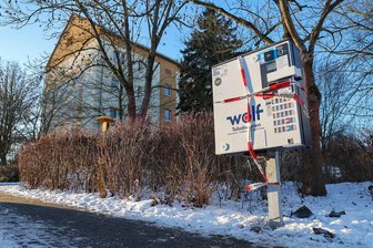 Lauter Knall in der Ernst-Schneller-Siedlung in Lichtenstein: Zigarettenautomat gesprengt - Nach Sprengung beschädigt und abgesperrt: Der Zigarettenautomat in der Ernst-Schneller-Siedlung in Lichtenstein.
