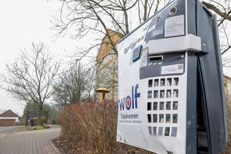 Lauter Knall mitten in der Nacht in Zwickaus Innenstadt: Unbekannte sprengen Zigarettenautomat - Die Polizei meldet die Sprengung eines Zigarettenautomaten in Zwickau. Das Foto entstand nach einem Vorfall in Lichtenstein im Februar 2025.