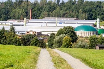 Lauter Start, leises Ende: Wie Fraunhofer aus Pöhl verschwand - Vom Areal der ehemaligen Milchviehanlage ausgehend ist es zu einer Gewässerverunreinigung durch Abfälle aus Silos oder Biogasanlagen gekommen. Fachbehörden sind tätig, die Staatsanwaltschaft hat Ermittlungen eingeleitet. Wer war es? Fraunhofer betrieb dort Bioenergie-Forschung und weist jede Verantwortung zurück.