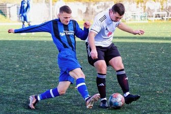 Lauter übernimmt die Tabellenführung - Einen 4:0-Auswärtssieg feierten Paul Keller (l.) und der SV Affalter bei Elektronik Gornsdorf (mit Daniel Jens Lehmann).