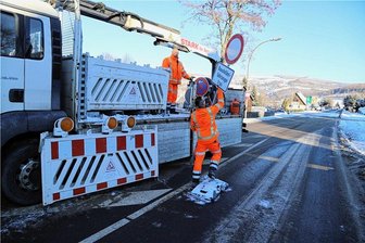Lauter: Wieder freie Fahrt auf B 101 - Mitarbeiter räumten am Dienstag die Sperrschilder an der B 101 in Lauter zur Seite.