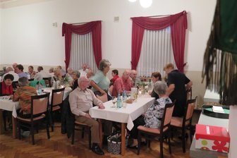 Lauterbach: 115 Ehemalige und die alte Schulfahne - Im Gasthof Lauterbach haben sich ehemalige Schüler getroffen. Es gab viel zu erzählen.