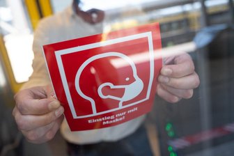 Lauterbach: Ab 2. Februar keine Maskenpflicht mehr im Fernverkehr - Die Maskenpflicht im öffentlichen Fernverkehr soll zum 2. Februar vorzeitig fallen. Das teilte Bundesgesundheitsminister Karl Lauterbach (SPD) am Freitag in Berlin mit. 