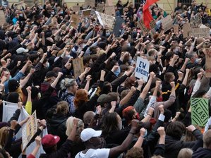 Lauterbach: Demos sind «ein Sargnagel» für Corona-Regeln -
Kaum Abstand bei Teilnehmern einer Demo gegen Rassismus in Leipzig.