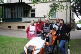 Lauterbach: Gelungener Schritt vom Monteur zum Firmenchef - Das Team vom Hausmeisterservice Thomas Vizal im Lauterbacher Schlosspark: Heidi Gersdorf, Andreas Sander, Thomas Vizal, Mario Mahler und Sandra Schwertner (Foto von links).