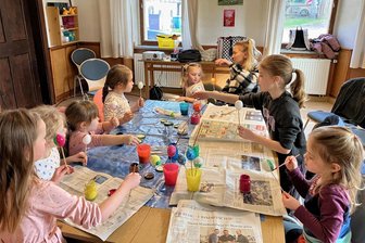 Lauterbach: Knirpse sorgen für bunte Dekoration des Osterbrunnens - Die Kleinen vom „Mini-Maxi-Kreis“ haben viele Eier bemalt, die den Osterbrunnen schmücken werden.