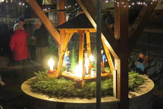 Lauterbach kommt in Schwung: Erste Weihnachtspyramide feierlich enthüllt - Das gesamte Dorf ist auf den Beinen: Lauterbach schiebt seine erste Pyramide an.