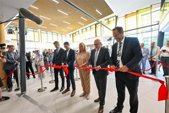 Lauterbach lobt Klinikum Chemnitz – doch der OB gibt ihm eine Mahnung mit - Sie eröffnen symbolisch den Klinikneubau an der Flemmingstraße: der Medizinische Geschäftsführer Martin Wolz , Bundesgesundheitsminister Karl Lauterbach, Sachsens Sozialministerin Petra Köpping, Oberbürgermeister Sven Schulze und der Kaufmännische Geschäftsführer Martin Jonas.
