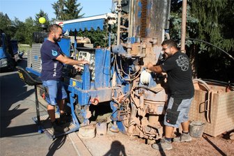 Lauterbach: Mit neuer Messstelle wird Qualität des Grundwassers geprüft - Bohrgeräteführer Philip Kirchstein (l.) und Robert Andratschke haben sich mit bis auf 16,50 Meter vorgearbeitet.