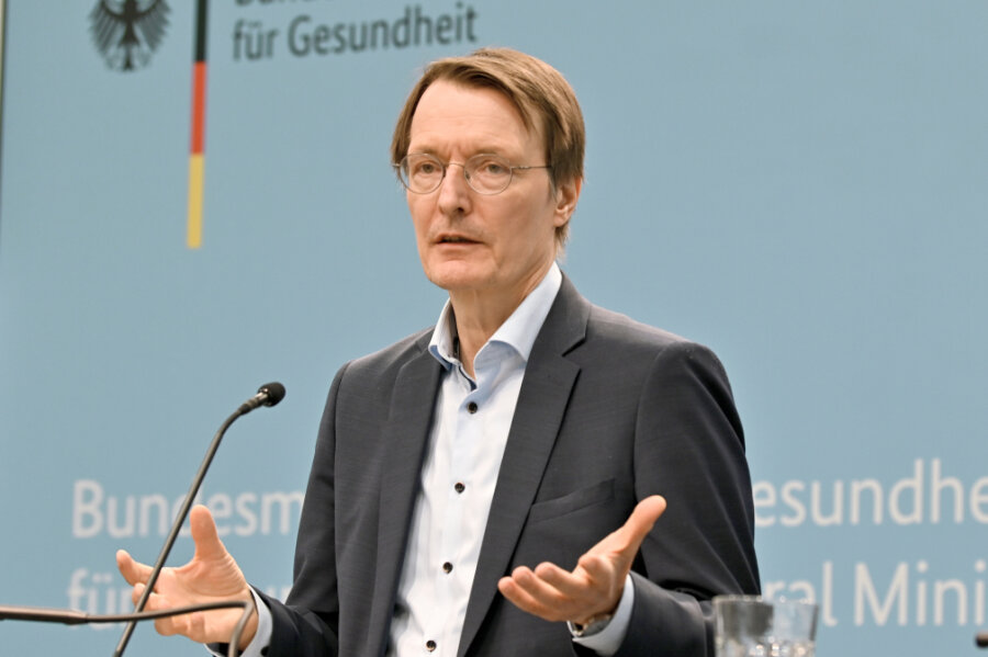 Lauterbach sieht "Durchbruch" bei Krankenhausreform - Karl Lauterbach (SPD), Bundesminister für Gesundheit, nimmt an einer Pressekonferenz nach nächster Bund-Länder-Besprechung zur geplanten Krankenhausreform teil.