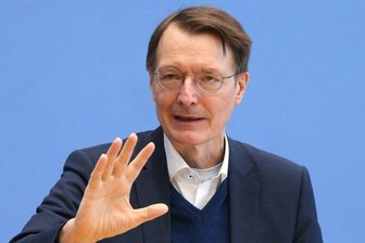 Lauterbach: Will Entscheidung über Genesenenstatus selber treffen - In einer Pressekonferenz des Robert Koch-Instituts beantwortet Bundesgesundheitsminister Karl Lauterbach (SPD) Fragen zum Infektionsgeschehen in der Corona-Pandemie.