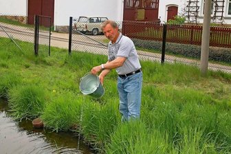Lauterbacher bewahrt Dorfteich mit Eimern vorm Austrocknen - Andreas Herziger aus Lauterbach ist sauer. Seinem Teich wurde bei Kanalisationsarbeiten der Zulauf gekappt.