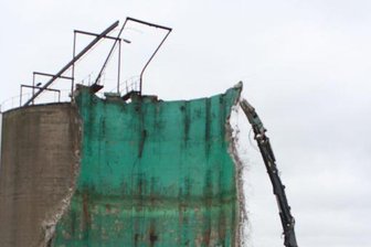 Lauterbacher Silotürme verschwinden von der Bildfläche - Mit Pickhammer und Knabberzange: Zum Abriss der Hochsilos in Lauterbach wird ein 55 Tonnen schwerer Spezialbagger eingesetzt.