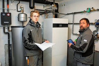 Lauterbacher Unternehmen will die Kunden nicht frieren lassen - Michael Ketscher (rechts) und Azubi Daniel Förster nehmen eine neu installierte Hausanlage in Betrieb.