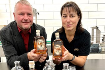 Lautergold büßt Betriebsleiter ein: Mike Schneising sucht im Erzgebirge neue Herausforderung - Der Erzgebirgswhisky von Lautergold ist unter Federführung von Betriebsleiter Mike Schneising – hier mit Mitarbeiterin Doreen Schmidt – entwickelt und vermarktet worden.