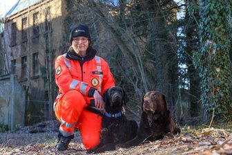 Lautes Bellen im Lost Place: Rettungshundestaffel trainiert im Gefängnis Oederan - Ines Bock, Vereinsvorsitzende der BRH Rettungshundestaffel Mittelsachsen, mit Dobby und Mylo vor dem Gefängnis Oederan.