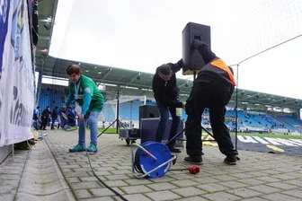 Lautsprecherausfall im CFC-Stadion: Firma sucht Ursache - Der Spielbeginn gegen Uerdingen verzögerte sich, weil die Lautsprecheranlage ausgetauscht werden musste.