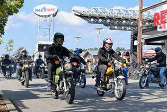 Lautstarke Einlage: Zweiräder knattern durch Lugauer Paletti-Park - Zur 30 Kilometer langen Rundfahrt des Simson-Treffens in Ursprung gehörte auch eine Stippvisite im Lugauer Einkaufszentrum. Hier wurde im Rahmen der Feierlichkeiten "25+1 Jahre Paletti-Park" ein Herbstfest gefeiert.