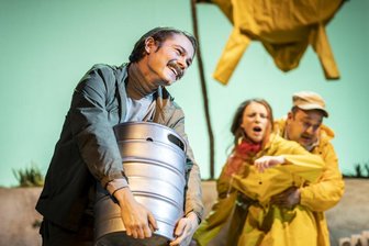 Lauwarme Cervisia? Winterstein-Theater uraufführt die Bier-Operette "Hopfen und Malz" - Richard Glöckner als Klaus, Maria Rüssel als Letty und Ivaylo Guberov als Max: Bier haben statt keins - Lifehack!