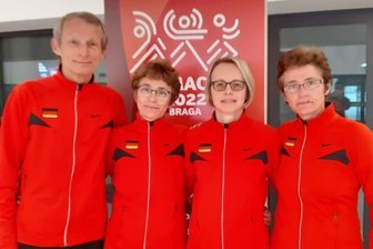 LAV-Geherinnen werden Europameister - Vizeeuropameister Uwe Schröter (von links) mit Brit Schröter, Constanze Golle und Bianca Schenker, die gemeinsam Mannschafts-Gold holten.