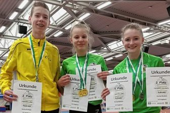 LAV hält mit großen Vereinen mit - Die Medaillengewinner aus Reichenbach: Georg Schlegel (von links), Mia Rahnfeld und Svenja Budach präsentieren ihre Urkunden. 