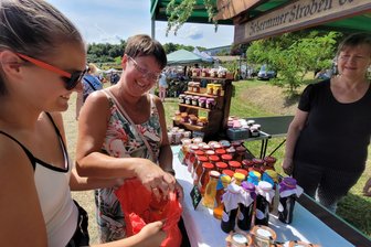 Lavendelblütenfest in Zwickau: Sirup, Tee und ein Schottenrock - Janett Esser (Mitte) und Tochter Jennifer decken sich mit Lavendelsirup ein.