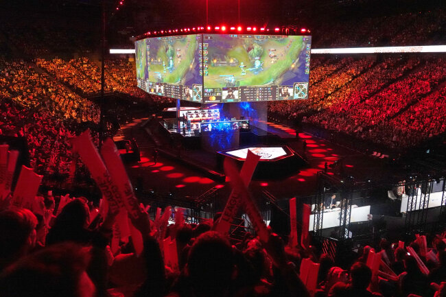 Auf riesigen Monitoren verfolgen Zuschauer den Spielverlauf bei der E-Sport-Weltmeisterschaft zum Computerspiel "League of Legends". In dem Spiel wollen nun auch Mittweidaer Hochschulstudenten mitmischen. 