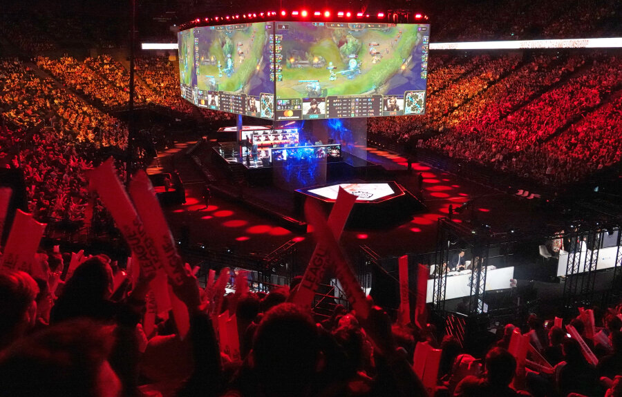Auf riesigen Monitoren verfolgen Zuschauer den Spielverlauf bei der E-Sport-Weltmeisterschaft zum Computerspiel "League of Legends". In dem Spiel wollen nun auch Mittweidaer Hochschulstudenten mitmischen. 