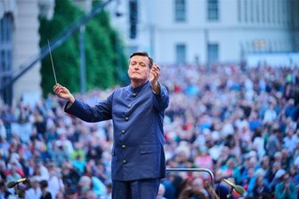 Leb wohl, Dresden, Morjen, Berlin: Dirigent Christian Thielemann bereits am neuen Arbeitsplatz angekommen - Eine seiner ersten offiziellen Amtshandlungen im neuen Job: Christian Thielemann, Generalmusikdirektor der Staatsoper Unter den Linden, dirigiert das Open-Air-Konzert "Staatsoper für alle".