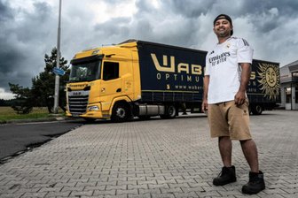 Leben auf der Krachmachstraße - Alltag mit der B 174 - Sadakath (38) sieht seine Familie in Indien nur sehr selten. Sein Job als Lkw-Fahrer in Europa finanziert ihr Leben dort.