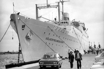Leben auf hoher See – Autorin Kati Naumann liest zum Traumschiff der DDR - Aus der „Völkerfreundschaft“, hier in Warnemünde, wurde später die „Astoria“.