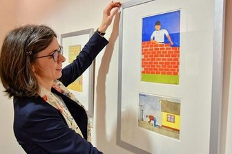 Leben eines Limbachers wird im Museum in den Fokus gerückt - Esche-Museumsleiterin Barbara Wiegand-Stempel bei der Vorbereitung einer neuen Schau in Limbach-Oberfrohna mit Bildern, die das Wirken des Lehrers Hellmuth Vogel illustrieren sollen. 