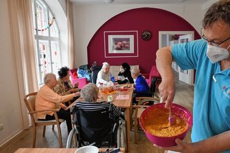 Leben im einstigen Kaiserlichen Postamt von Chemnitz - Blick in die Tagespflege: Sven Scholaut backt für die Patienten Kuchen. Das Haus wurde zwischen 1902 und 1904 errichtet. Nach dem 2. Weltkrieg war unter anderem die Berufsschule der Post hier untergebracht. 