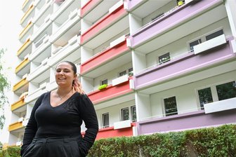 Leben im Plattenbau: Eine 19-Jährige und das Erwachsenwerden im und um einen Elfgeschosser - Viviane Schiemann lebt seit ihrer Kindheit im Heckertgebiet. Plattenbau und viele Menschen und trotzdem sei es ein bisschen wie auf dem Dorf, findet sie.