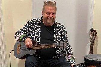 Leben in der DDR wie im Aquarium: Musikalische Lesung eröffnet Kulturhauptstadt-Jahr in Braunsdorf - Mathis Stendike liefert den musikalischen Rahmen zur Lesung „Glut in Frösten“ von M. H. Brückner.