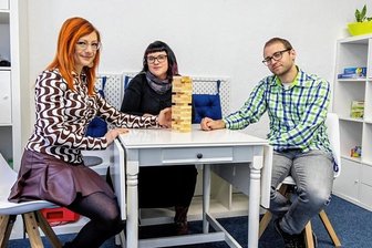 Leben mit Autismus: Neue Tagesbetreuung öffnet mitten im Annaberger Zentrum - Das Autismuszentrum Chemnitz betreibt eine neue Tagesbetreuung in Annaberg. Im Bild: die Mitarbeiterinnen Elisa Siegel (l.) und Anita Schaarschmidt sowie der operative Geschäftsführer Stefan Bergmann.