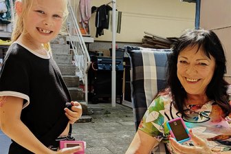 Leben mit Diabetes Typ 1: „Eltern haben keine Kraft, dauernd Anträge zu stellen“ - Die siebenjährige Betty Lange aus Oederan wie auch die 68-jährige Gisela Mende haben Diabetes Typ 1 und tragen eine Insulinpumpe.
