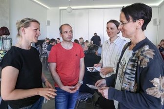 Leben mit Geflüchteten aus der Ukraine: Zwischen Freundschaft und Bürokratie - In Limbach-Oberfrohna wurde Bürgerinnen und Bürgern gedankt, die Geflüchtete aus der Ukraine aufgenommen haben - so auch Michaela Schreier (l.) und Enrico Kropfgans (2. v. l.). Stadtmitarbeiterin Uta Thiel (r.) kümmert sich mit Natalia Müller (2. v. r.) um die Koordination und die Betreuung der Ukrainerinnen und Ukrainer in der Stadt. 